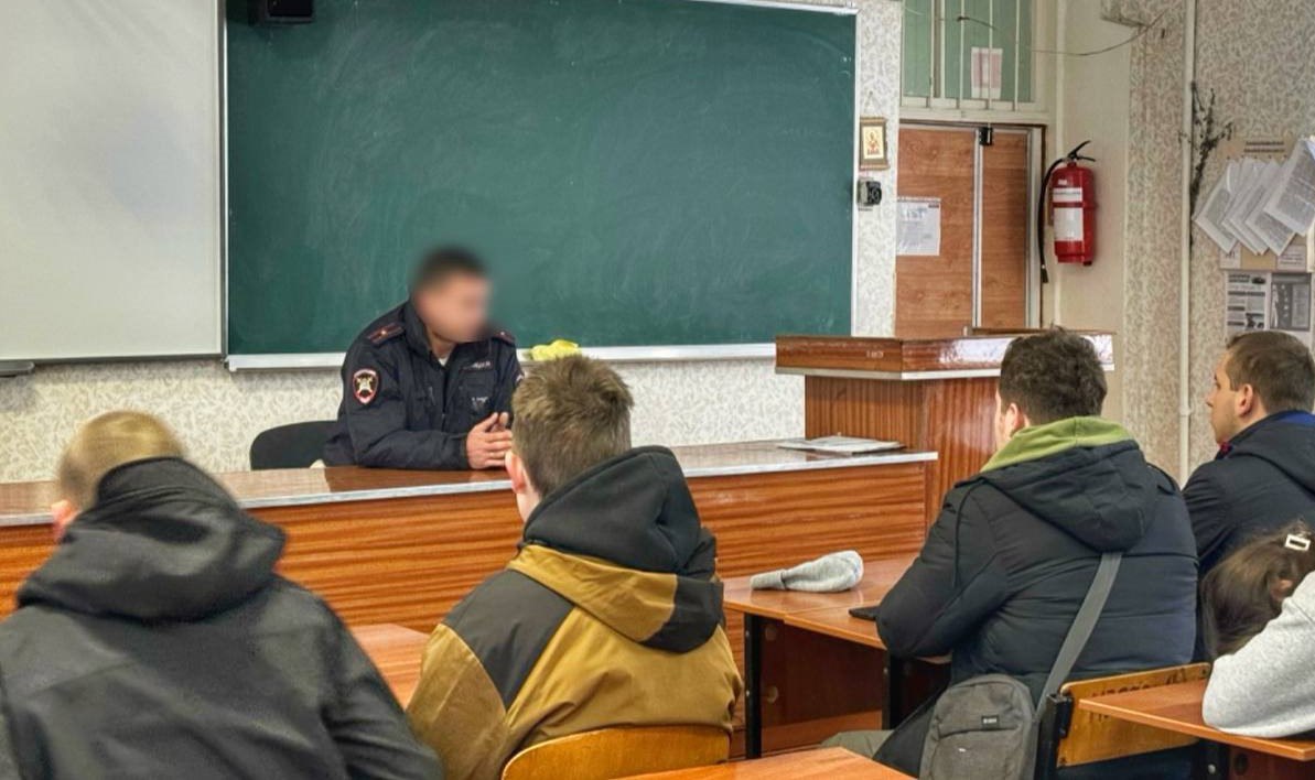 🔴 В Токмаке сотрудники отдела Госавтоинспекции ОМВД России «Токмакский» пригласили студентов на службу в МВД.