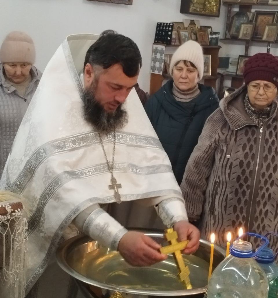 🔴 19 января в праздник Святого Богоявления — Крещения Господа Бога и Спаса нашего Иисуса Христа настоятель храма преподобного Серафима Саровского в селе Кирово Токмакского муниципального округа отец Александр отслужил Божественную литургию..