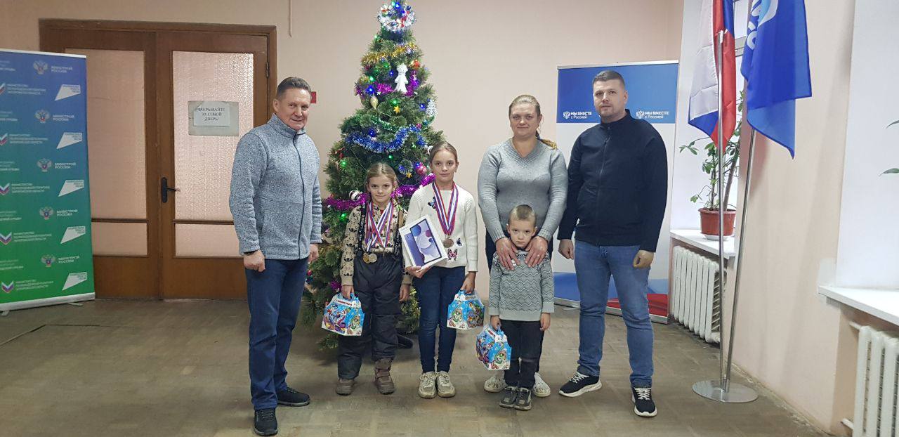 Исполнилась мечта юной жительницы города Токмак, которая очень хотела планшет..