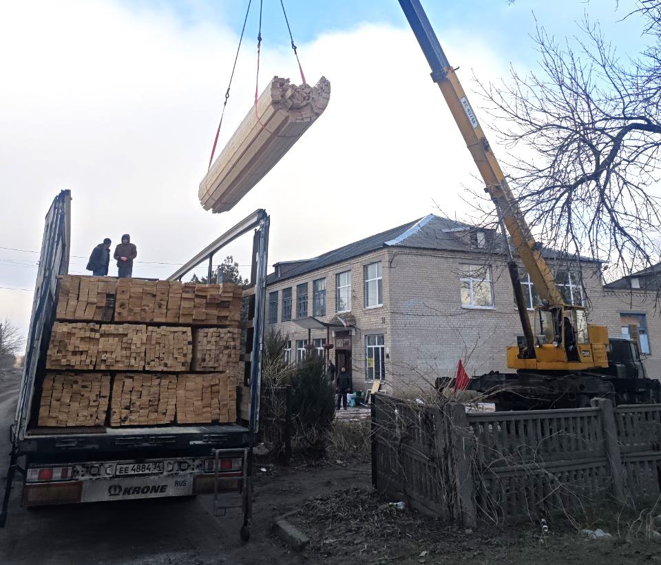 🔴 Пензенские подрядчики приступили к ремонту крыши школы №12 в Токмаке.