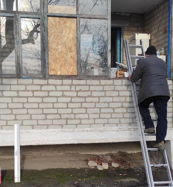 🔴 Несмотря на февральские морозы коммунальщики   г.Молочанска  проводят  работы по  благоустройству  города, наводят чистоту на улицах, ремонтируют, восстанавливают уличное освещение, оперативно устраняют порывы водопроводных сетей..