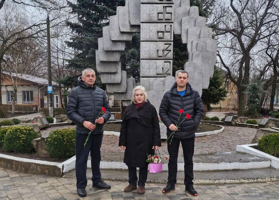 Сегодня, в  День  вывода советских войск из Афганистана председатель Токмакского окружного Совета Нина Щепащенко,  депутаты от партии «ЕДИНАЯ РОССИЯ»Роман Расулов и Руслан Сенча возложили цветы к памятному знаку землякам, погибшим  в Афганистане..