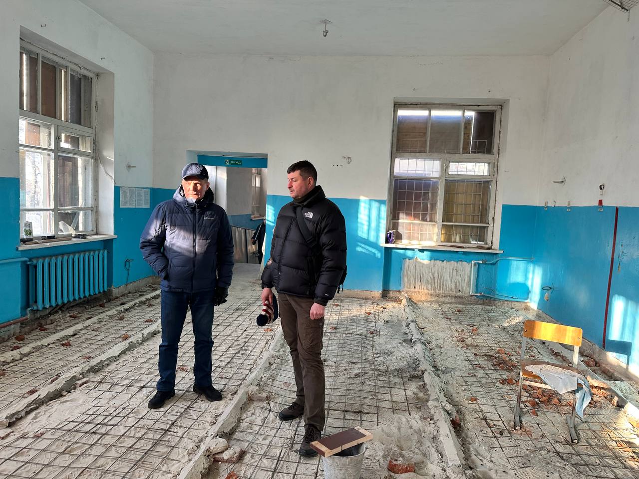 🔴 В школе № 12 города Токмак строители начинают монтировать новые полы .
