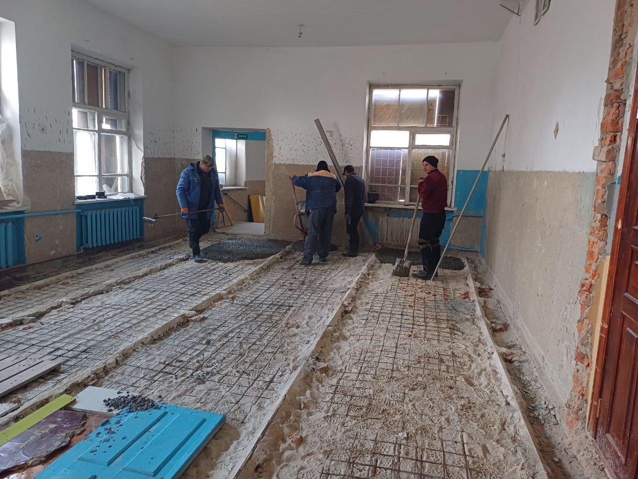🔴 Завершена заливка бетонной стяжки пола на первом этаже здания школы № 12 города Токмак.