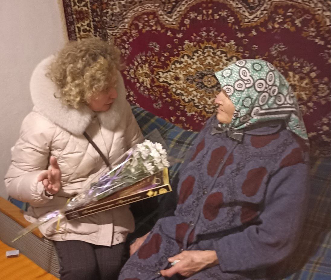 🔴 Поздравление жителей со значимыми в их жизни датами есть доброй традицией в Токмакском муниципальном округе..