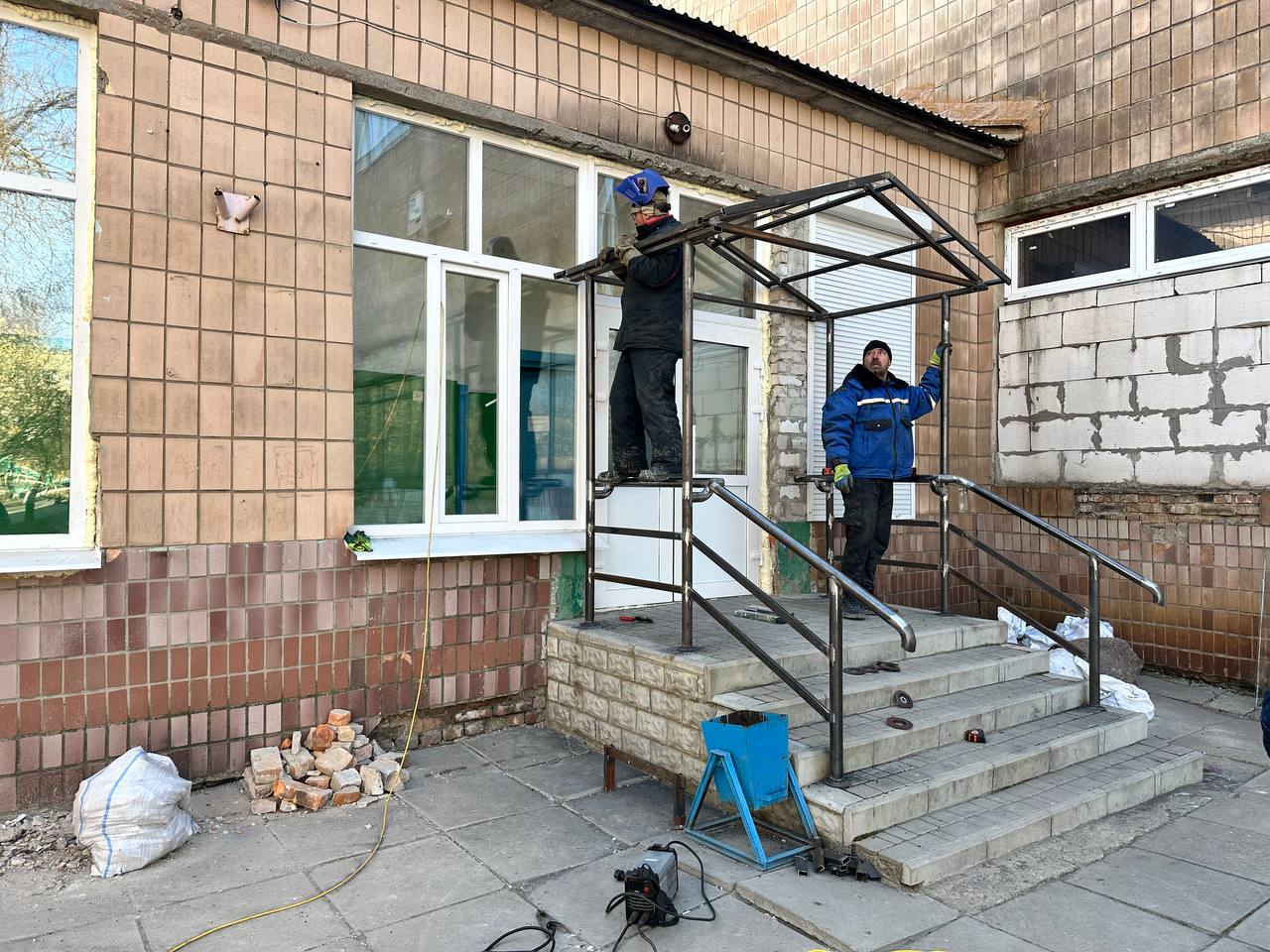 🔴 На входе в зал акробатики города Токмак появилось крыльцо.