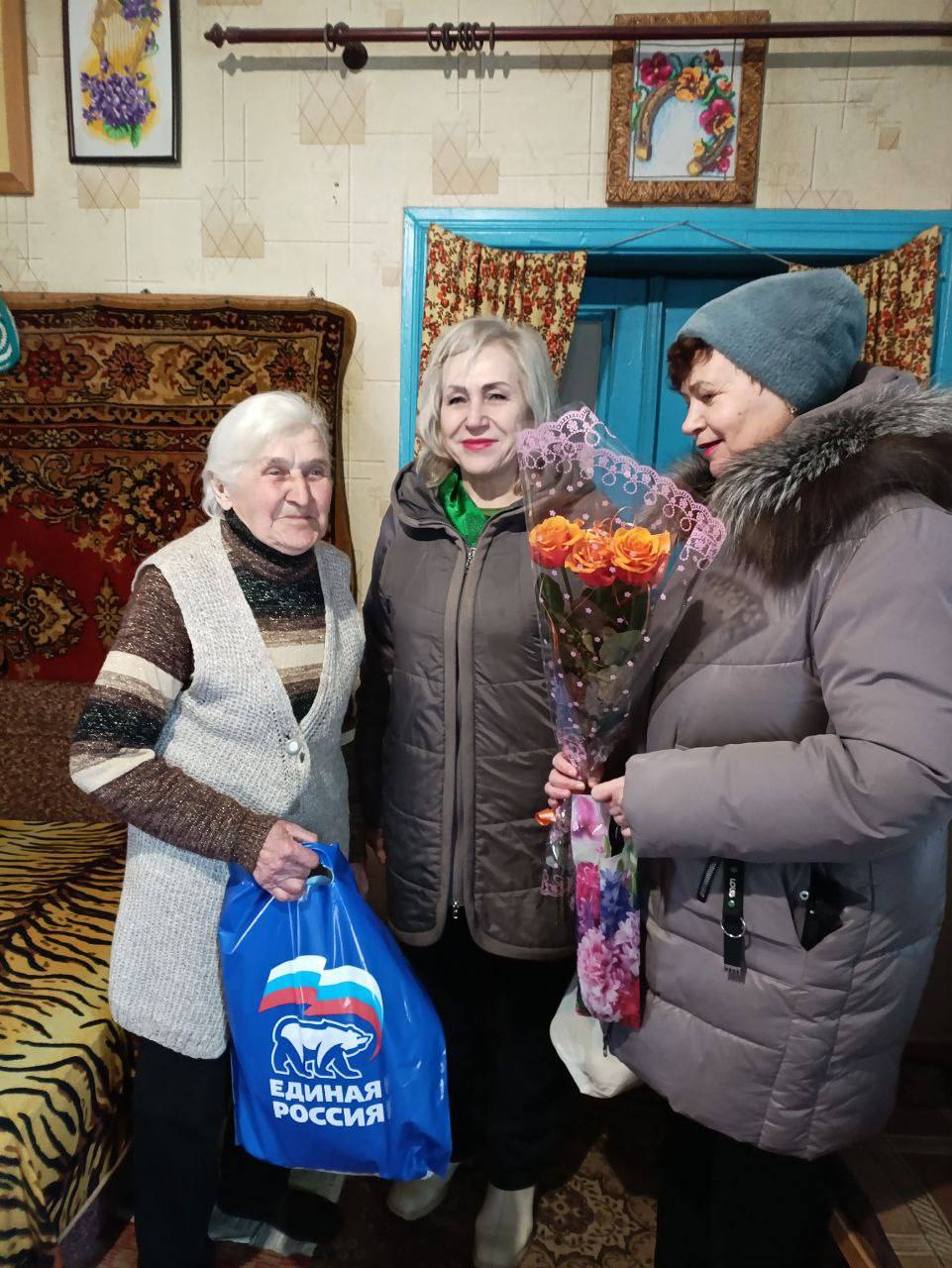Председатель Токмакского окружного Совета депутатов, исполнительный секретарь Токмакского местного отделения партии «ЕДИНАЯ РОССИЯ» Нина Щепащенко вместе с заведующей территориальным отделом Балковской группы сел, секретарем первичного отделения партии Св.