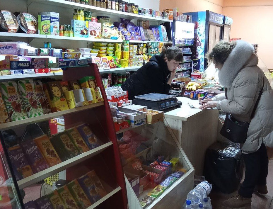 🔴 Заведующая территориальным отделом Жовтневой группы сёл провела проверку индивидуальных предпринимателей, торговых работников на наличие трудовых договоров у наемных работников, санитарных книжек. мониторинг цен в торговых точках с.Октябрьское. .