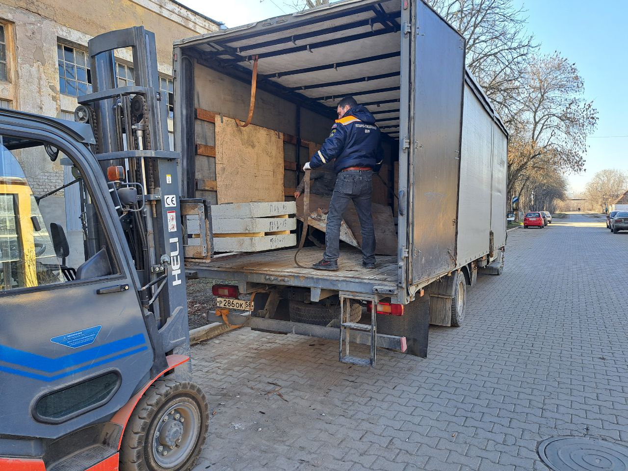 🔴 В Токмаке пензенцы приступили к завершающему этапу ремонта теплотрассы школы №12 .