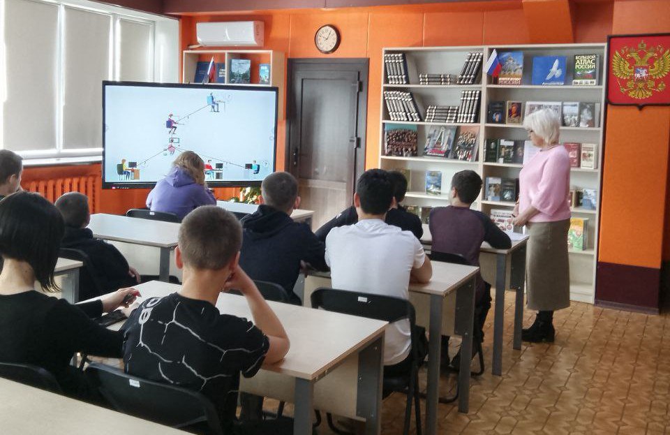 🔴 В центральной городской библиотеке г.Токмак для школьников провели видеочас «Терроризм и виды терроризма».