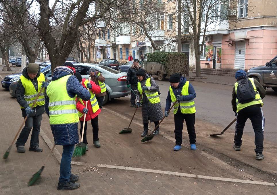 🔴 В Токмакском муниципальном округе набирают обороты весенние работы по благоустройству  .