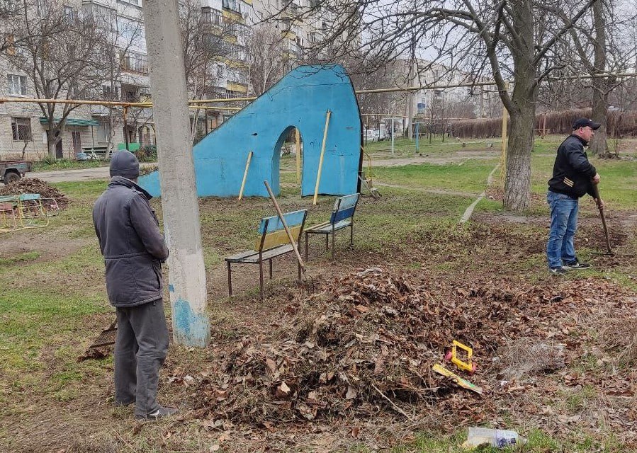 🔴 Коммунальщики привели в порядок детскую площадку в микрорайоне «Кузнечный».