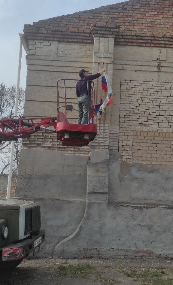 🔴 Сотрудники коммунальных служб трудятся над весенним преображением города Молочанска.