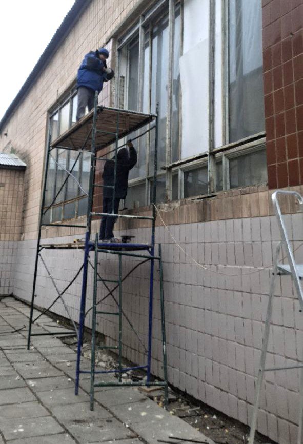 🔴 Пензенцы продолжают замену ветхих оконных блоков в зале акробатики города Токмак.