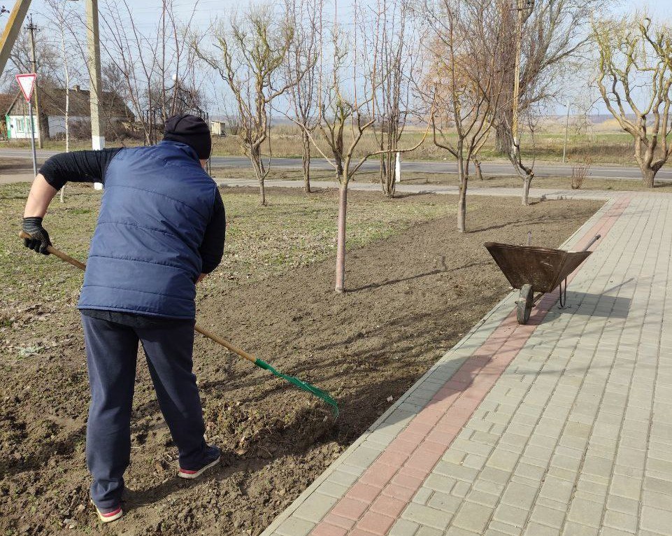 🔴 В сёлах Токмакского муниципального округа проводятся работы по благоустройству общественных территорий и памятников военной истории.