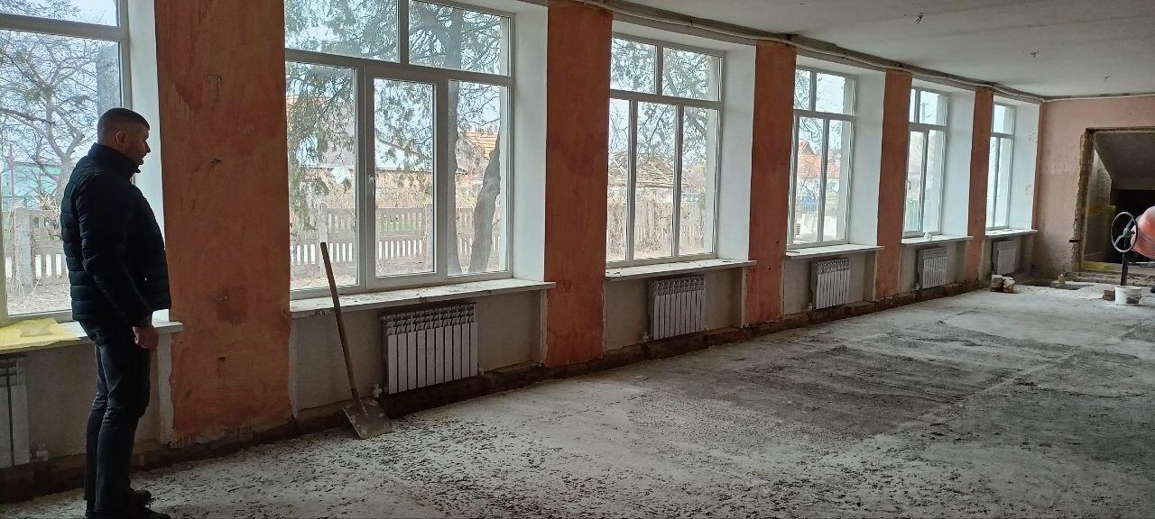 🔴 В школе №12 Токмака строители начали монтаж системы отопления.