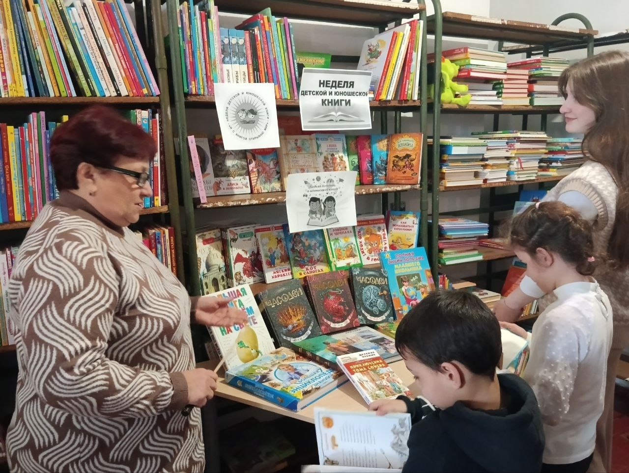 🔴 В рамках Всероссийской недели детской книги в  библиотечных учреждениях Токмакского муниципального округа  открыты  книжные выставки.