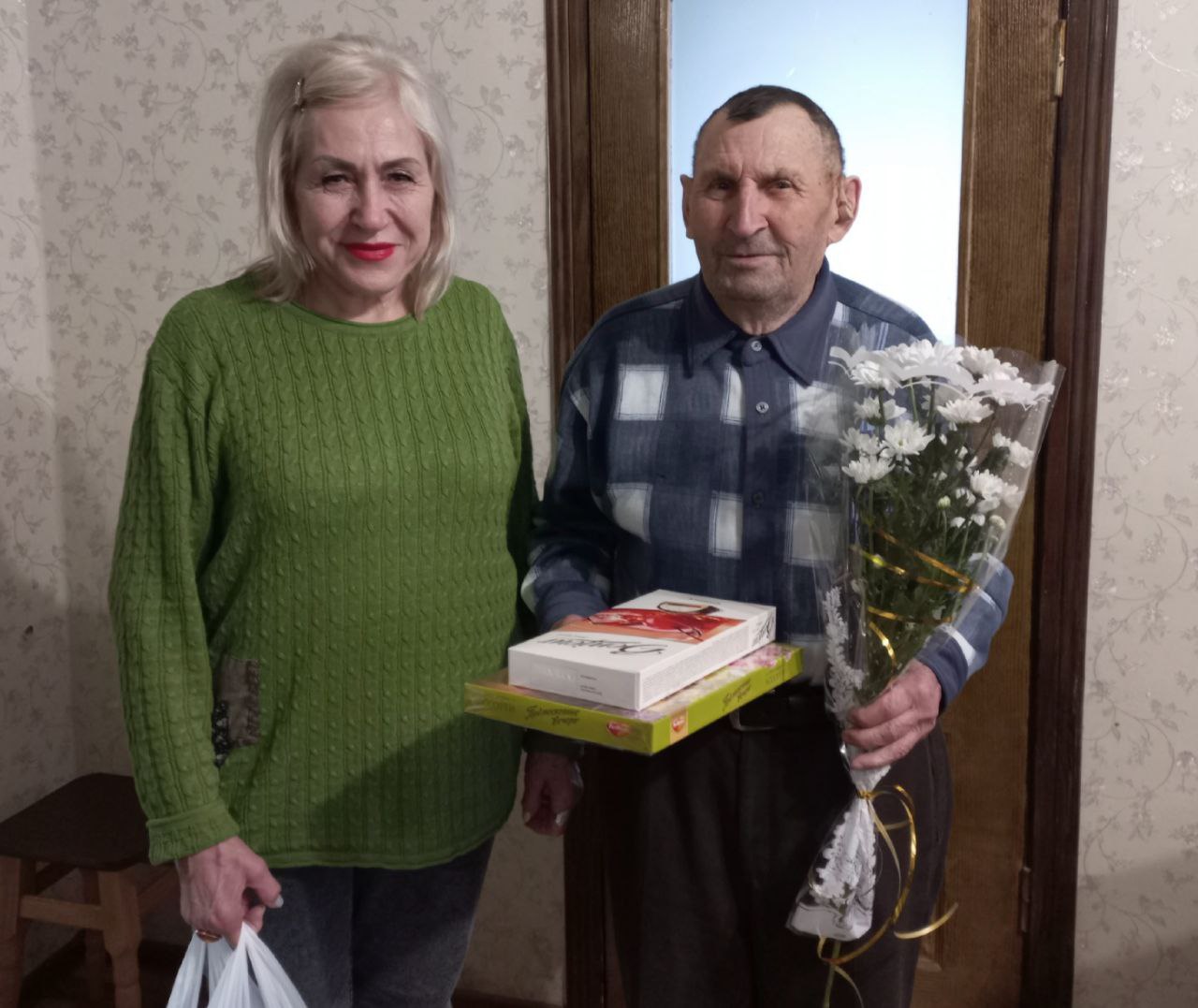 🔴 Поздравление юбиляров  есть доброй традицией в Токмакском муниципальном округе. .