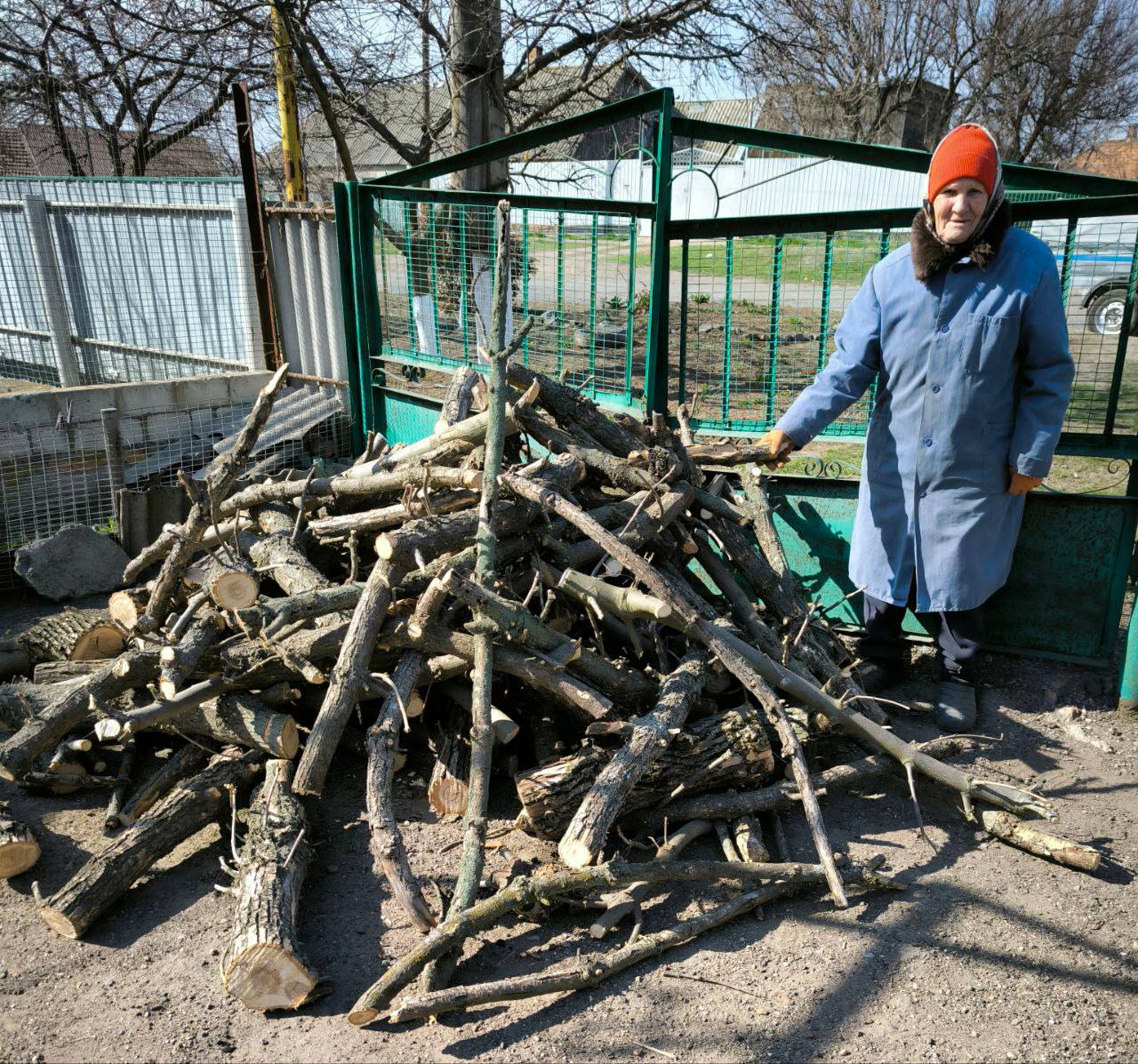🔴 Депутат Токмакского окружного совета от партии «Единая Россия» помог ветерану труда .