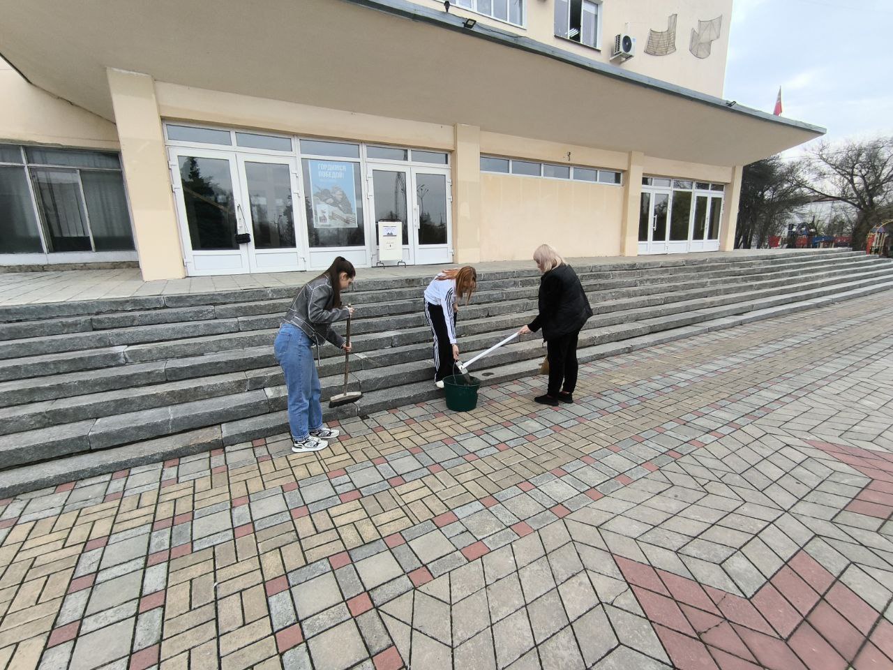 🔴 В рамках проведения месячника чистоты сотрудники городского Дома культуры провели работы по приведению в порядок прилегающего участка.