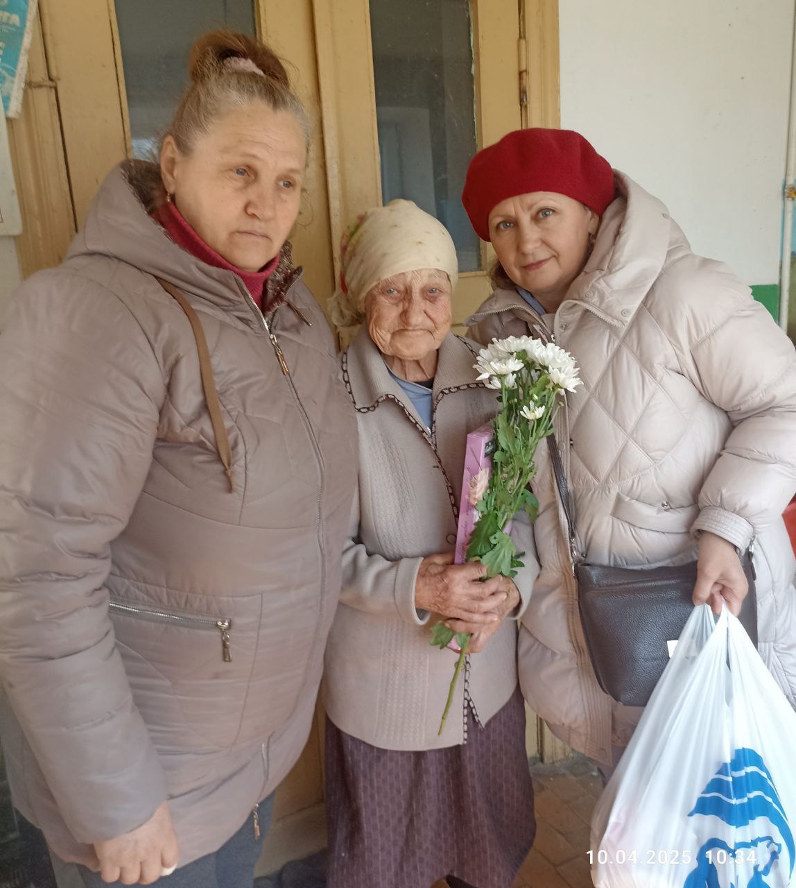 🔴 Родственники и односельчане, поздравили с днем рождения долгожителя с.Октябрьское, ветерана труда  Стародуб Лидию Евгеньевну.