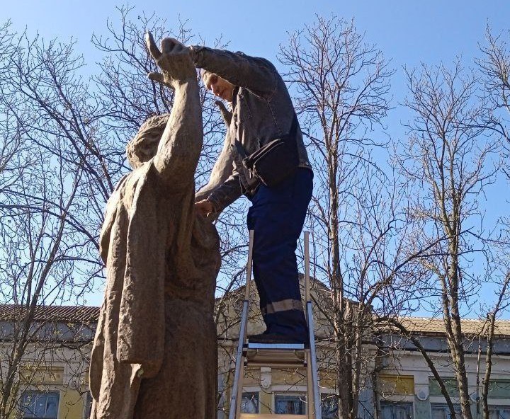 🔴 В Токмакском муниципальном округе  при содействии шефов регионов  проводятся  работы по ремонту  памятников военной истории.