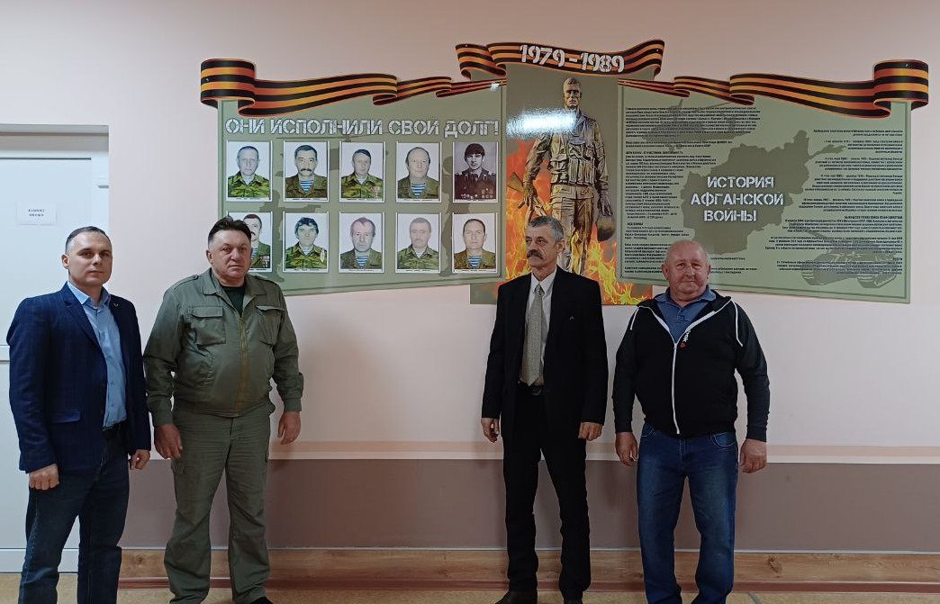 🔴 В рамках мероприятий к  Году защитника Отечества в школе  с.Остриковка   торжественно открыта выставка-стенд.