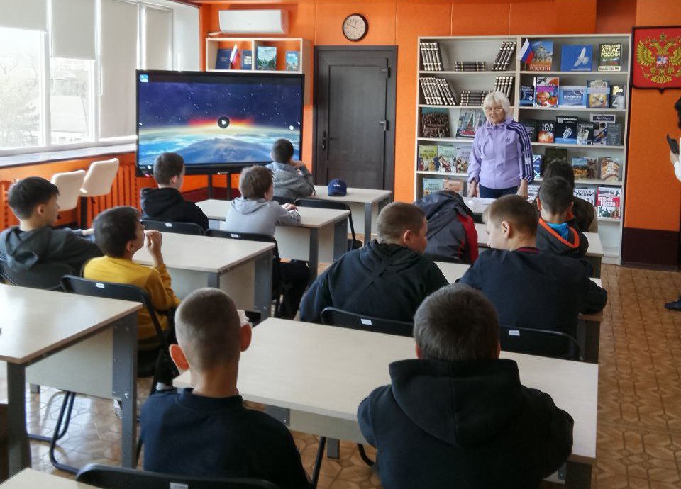 🔴 В Токмакской центральной городской библиотеке прошла выставка - экскурсия «Путешествие по Вселенной»  .