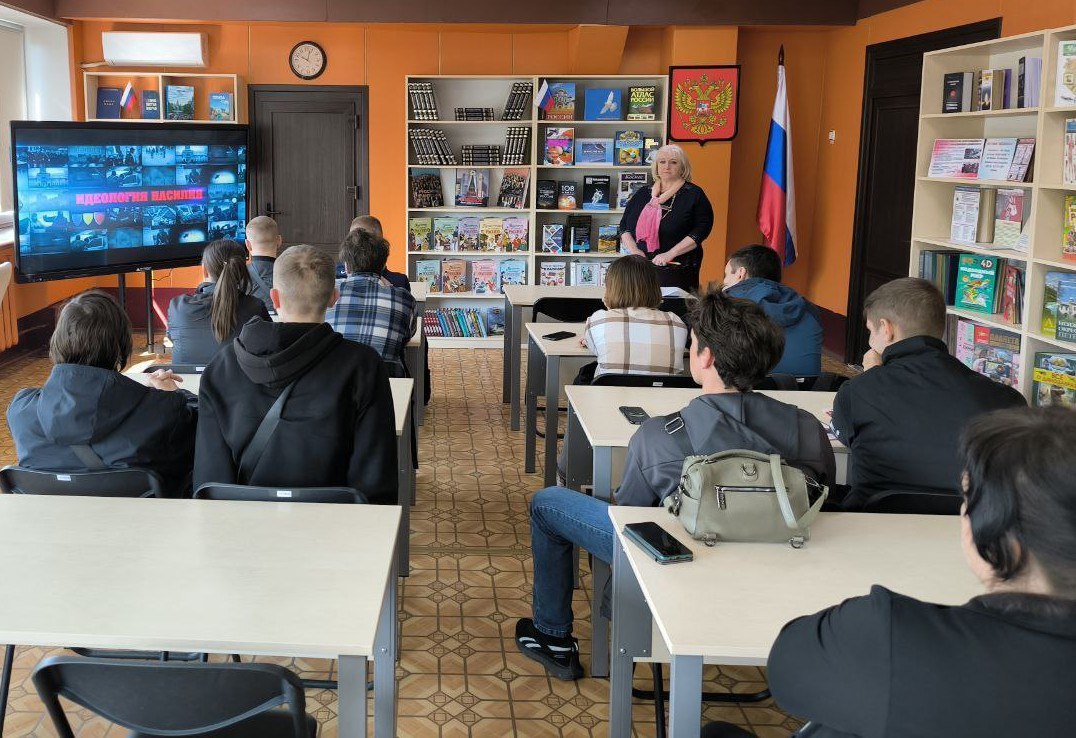 🔴 В Токмакской центральной городской библиотеке в рамках проведения профилактических мероприятий среди молодежи состоялся  видео - час «Терроризм и виды терроризма» для студентов  Токмакского многопрофильного колледжа.