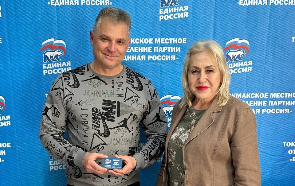 🔴 В Токмакском местном отделении вручили партийные билеты новым членам Всероссийской политической партии «Единая Россия».