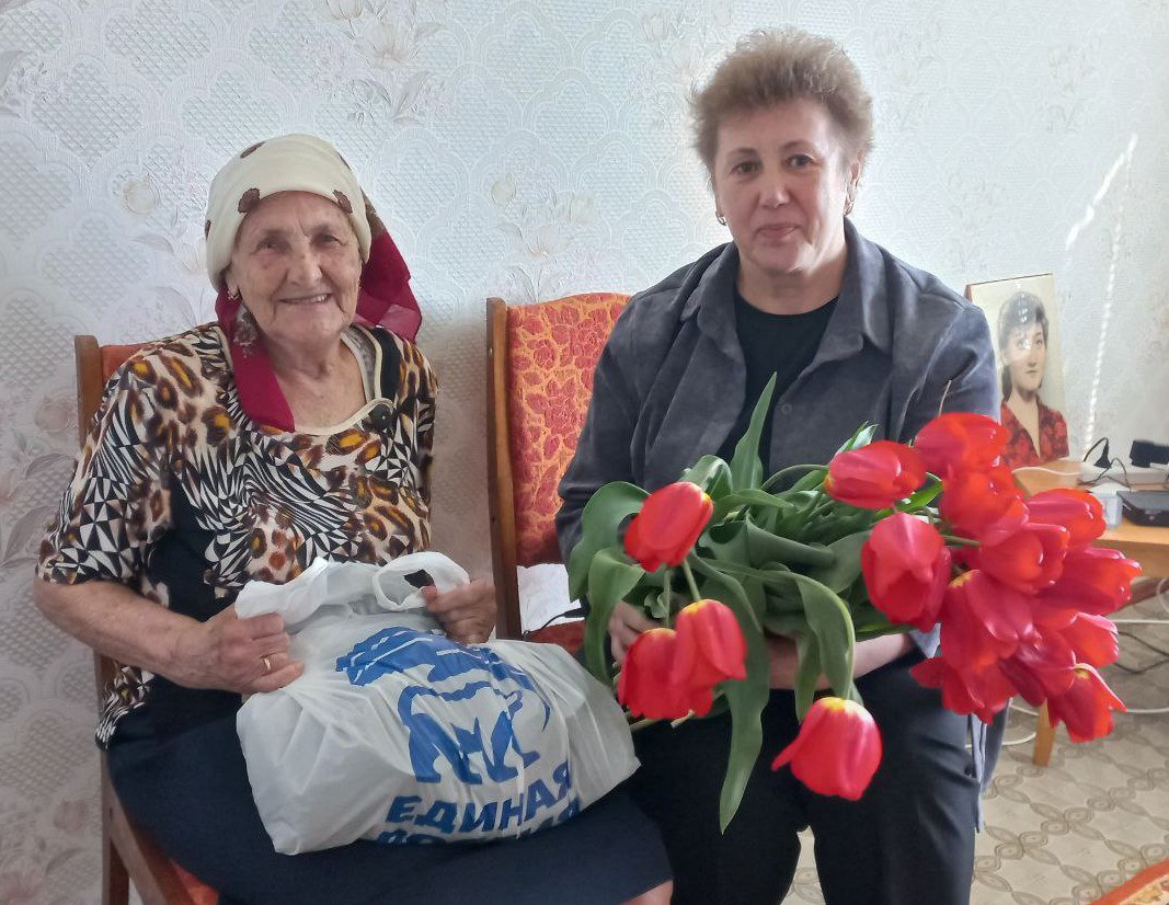 🔴 Поздравление юбиляров есть доброй традицией в Токмакском муниципальном округе.
