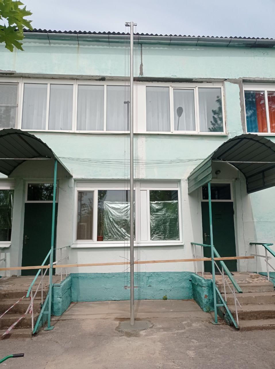 🔴 Бригада из Ингушетии установила флагшток в детском саду «Тополёк» в Молочанске.