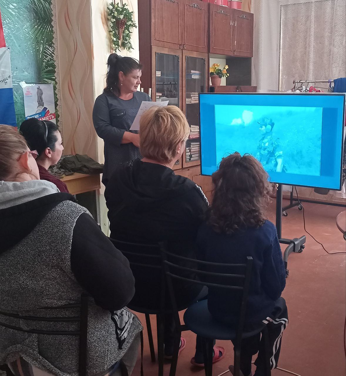 🔴 В рамках мероприятий к Году защитника Отечества в Новогоровском сельском Доме культуры прошел просмотр документального фильма «Герой нашего времени - Герой России Александр Перов».