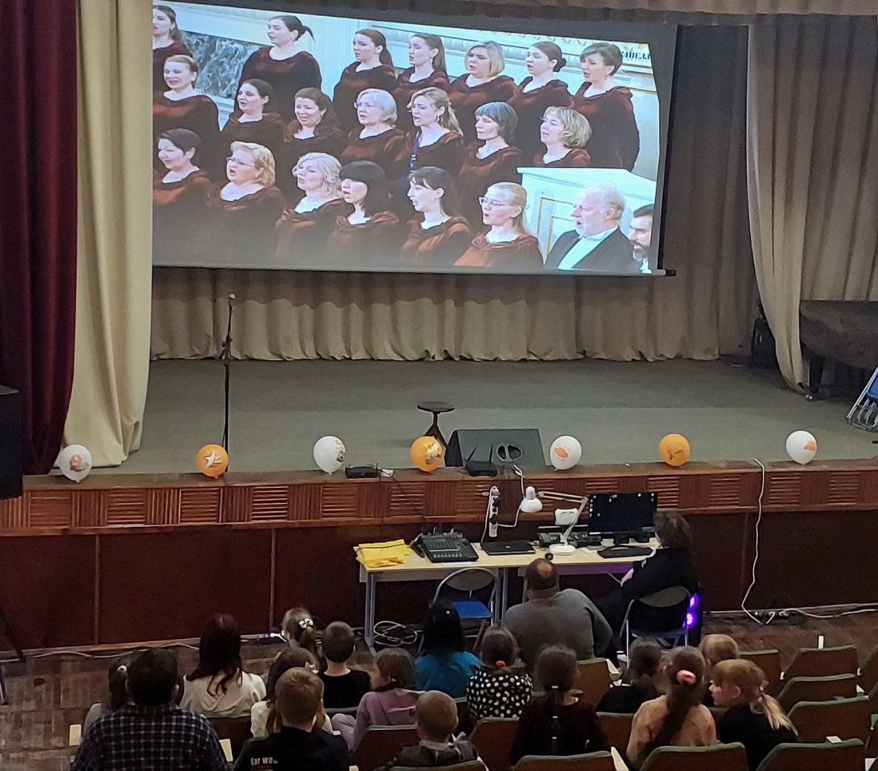🔴 В Токмакской детской школе искусств состоялся просмотр концерта «Стихи и песни военных лет», посвящённый памяти героев Великой Отечественной войны.