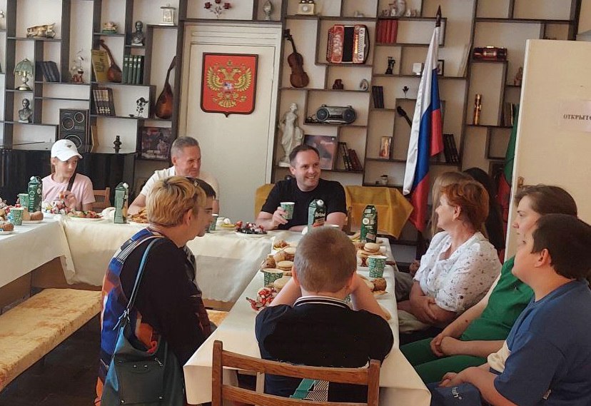 🔴 Сегодня, в этот солнечный и праздничный  День  защиты детей, шефы из Пензенской области организовали  кинопоказ фильма «Финист — первый богатырь» .