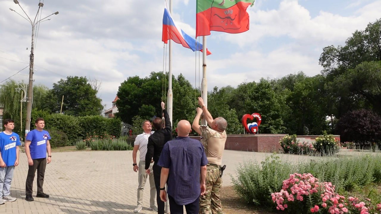 🔴 В преддверии одного самых главных государственных праздников – День России – в Токмаке, на центральной площади    состоялась торжественная церемония поднятия флага Российской Федерации.