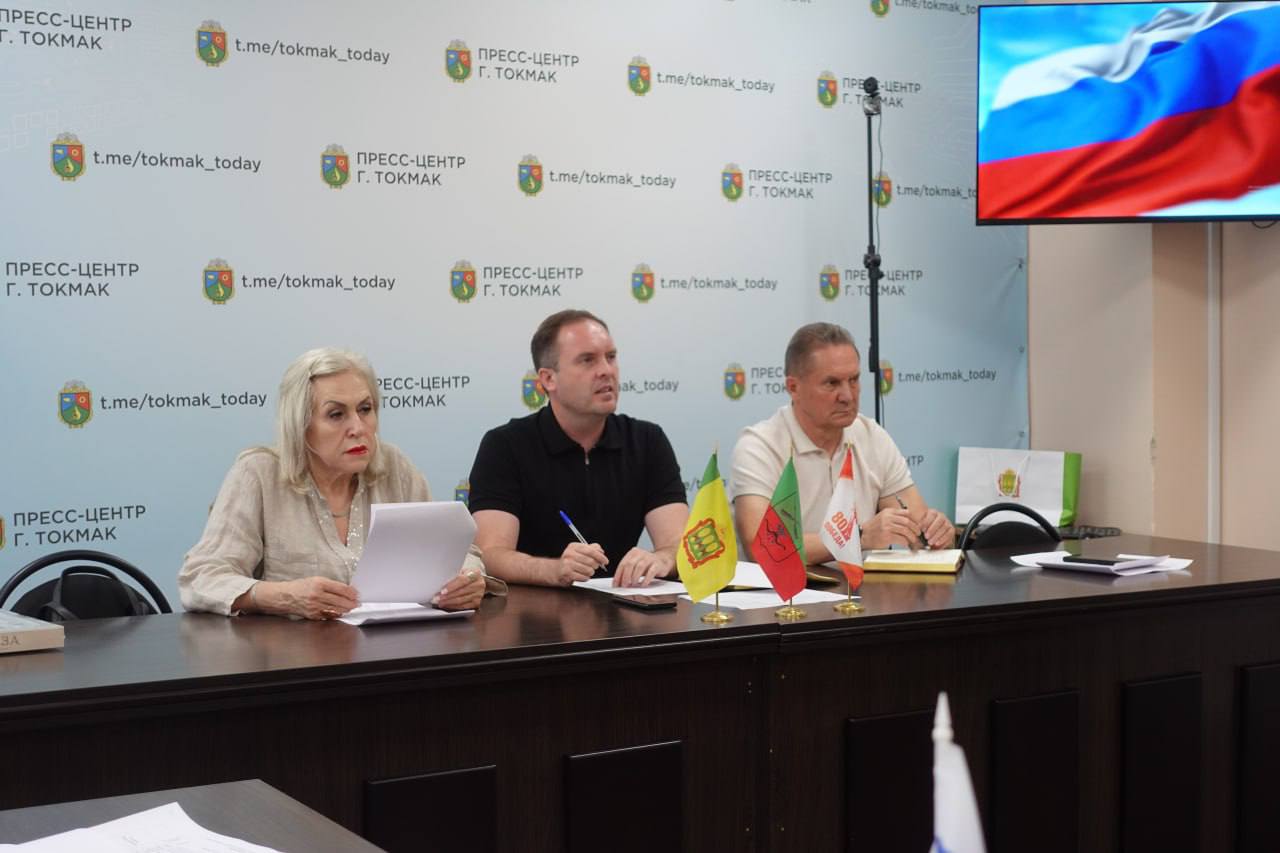 В ходе оперативного совещания в Токмакском муниципальном округе обсудили вопросы ремонта дорог, подготовку к отопительному периоду. .