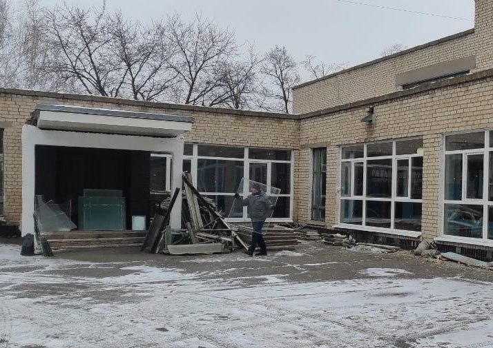 Строители приступили к установке новых оконных блоков в средней общеобразовательной школе №6 города Токмак. Строители приступили к установке новых оконных блоков в средней общеобразовательной школе №6 города Токмак.