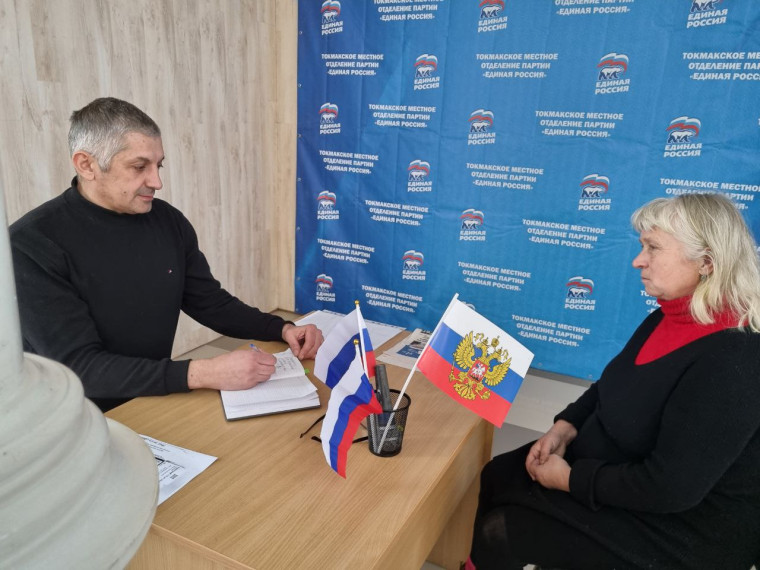 Команда Президента помогла жительнице Токмака застеклить окна дома. Команда Президента помогла жительнице Токмака застеклить окна дома.