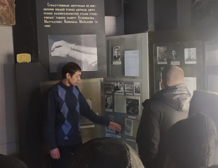 В Токмакском городском краеведческом музее помянули жертв Холокоста. В Токмакском городском краеведческом музее помянули жертв Холокоста.