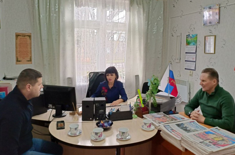 Староста села Новониколаевка работает на благо односельчан. Староста села Новониколаевка работает на благо односельчан.