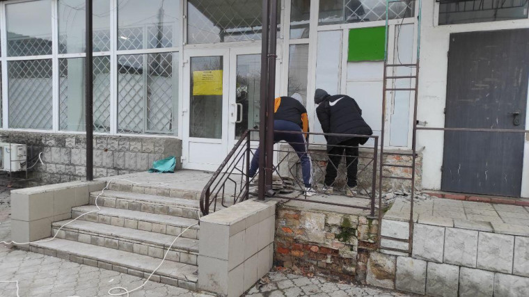 В здании будущего многофункционального центра Токмака начался ремонт фасада. В здании будущего многофункционального центра Токмака начался ремонт фасада.