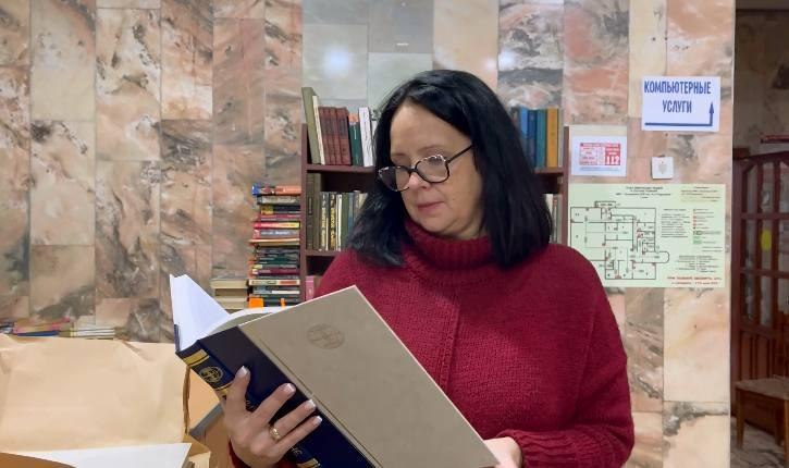 Пополнять фонды школьных библиотек Токмака помогают жители Пензенской области. Пополнять фонды школьных библиотек Токмака помогают жители Пензенской области.