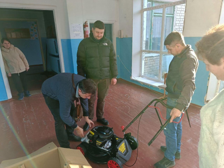 В школу № 6 города Токмака пензенцы передали новую газонокосилку. В школу № 6 города Токмака пензенцы передали новую газонокосилку.