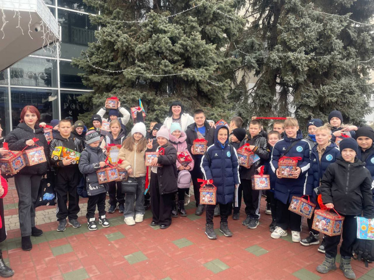 🔴 Дети Токмакского муниципального округа посетили новогоднее представление Тульского областного театра юного зрителя в г. Мелитополь. . 🔴 Дети Токмакского муниципального округа посетили новогоднее представление Тульского областного театра юного зрителя в г. Мелитополь. .