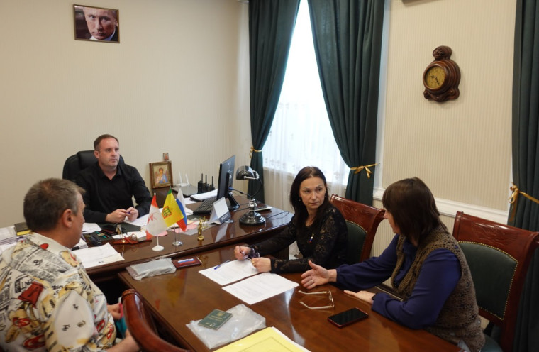 Глава Токмакского муниципального округа Александр Калмыков провел личный приём граждан Пришедших на прием жителей Токмака и сельских поселений волновали проблемы самой разной тематики. Наиболее актуальными были просьбы: о трудоустройстве; оказания. Глава Токмакского муниципального округа Александр Калмыков провел личный приём граждан Пришедших на прием жителей Токмака и сельских поселений волновали проблемы самой разной тематики. Наиболее актуальными были просьбы: о трудоустройстве; оказания.