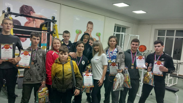 Токмакские атлеты блистательно выступили на открытом турнире МКУ ДО «Центр Олимп» Михайловского МО ЗО «Богатырские забавы», приуроченный к Дню защитника Отечества по гиревому спорту и классическому пауэрлифтингу (все возраста) .. Токмакские атлеты блистательно выступили на открытом турнире МКУ ДО «Центр Олимп» Михайловского МО ЗО «Богатырские забавы», приуроченный к Дню защитника Отечества по гиревому спорту и классическому пауэрлифтингу (все возраста) ..