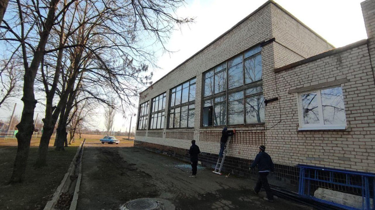 В спортзале СОШ №6 города Токмак установят новые оконные блоки. В спортзале СОШ №6 города Токмак установят новые оконные блоки.