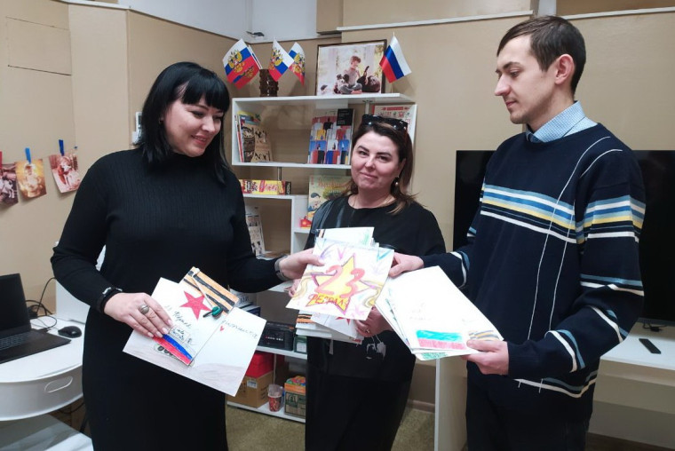 Ко Дню защитника Отечества в Токмакском краеведческом музее для школьников провели тематическую экскурсию. Ко Дню защитника Отечества в Токмакском краеведческом музее для школьников провели тематическую экскурсию.