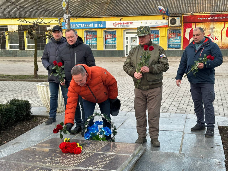 В Токмаке представители Пензенской области почтили память защитников Отечества. В Токмаке представители Пензенской области почтили память защитников Отечества.